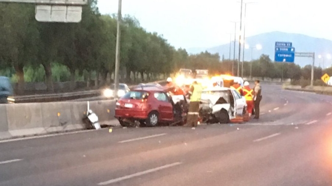 Dos muertos por choque frontal de vehículos en Costanera Norte