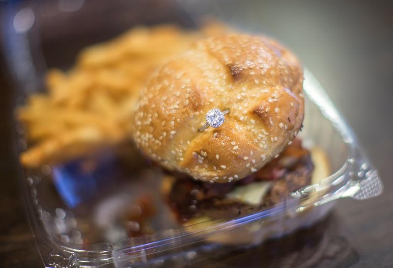 Restaurante vende una hamburguesa con anillo de diamante para San Valentín