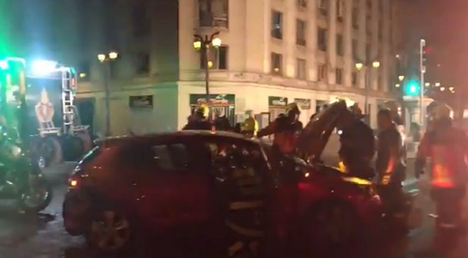 Dos conductores lesionados tras colisión en el centro de Santiago