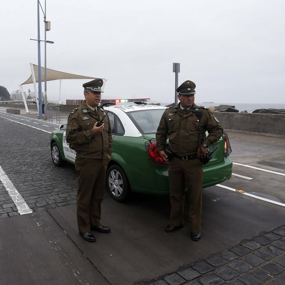 Carabinero se quitó el uniforme y salvó a un hombre que se ahogaba en la playa