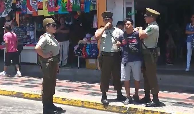Arica: Viralizan detención de hombre por vender rosas en la calle durante San Valentín
