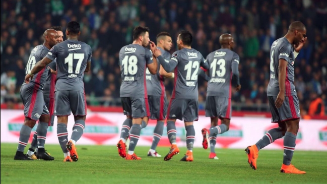 Besiktas de Medel igualó ante el Konyaspor y se alejó del liderato