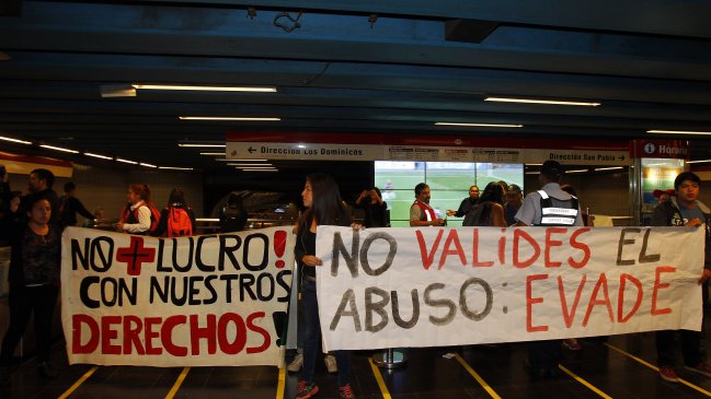 Convocan para este lunes evasión masiva por alza en el Transantiago