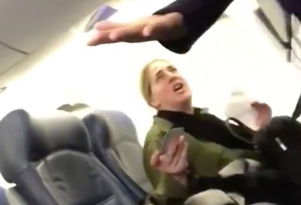 Pasajera de avión alegó por el llanto de un bebé y quedó sin trabajo