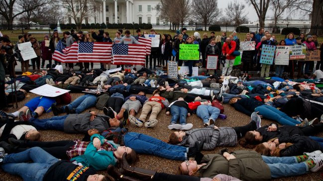 Decenas de estudiantes se acostaron frente a la Casa Blanca para pedir control de armas