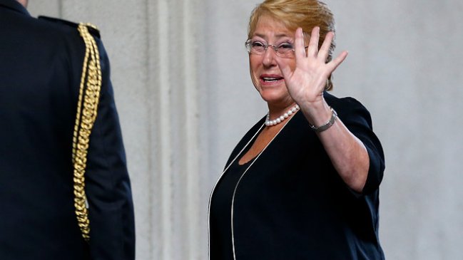Presidenta Bachelet sufrió un lapsus verbal en su regreso de vacaciones