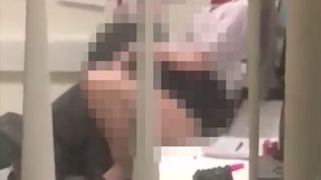 Mujer que tuvo sexo en supermercado en el que trabajaba: 