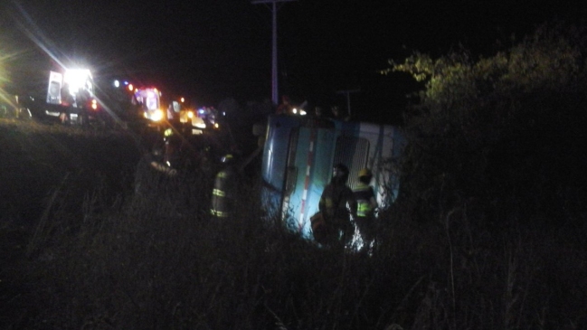 Niño de siete años falleció al volcar un bus en la Ruta 5 Sur