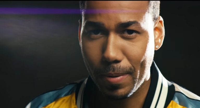 Critican a Romeo Santos por hacer que una fanática toque sus partes íntimas