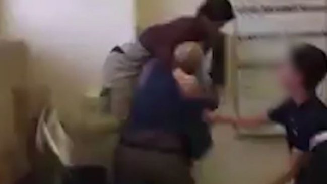 Denuncian a profesor por aplicar un movimiento de lucha libre a estudiante