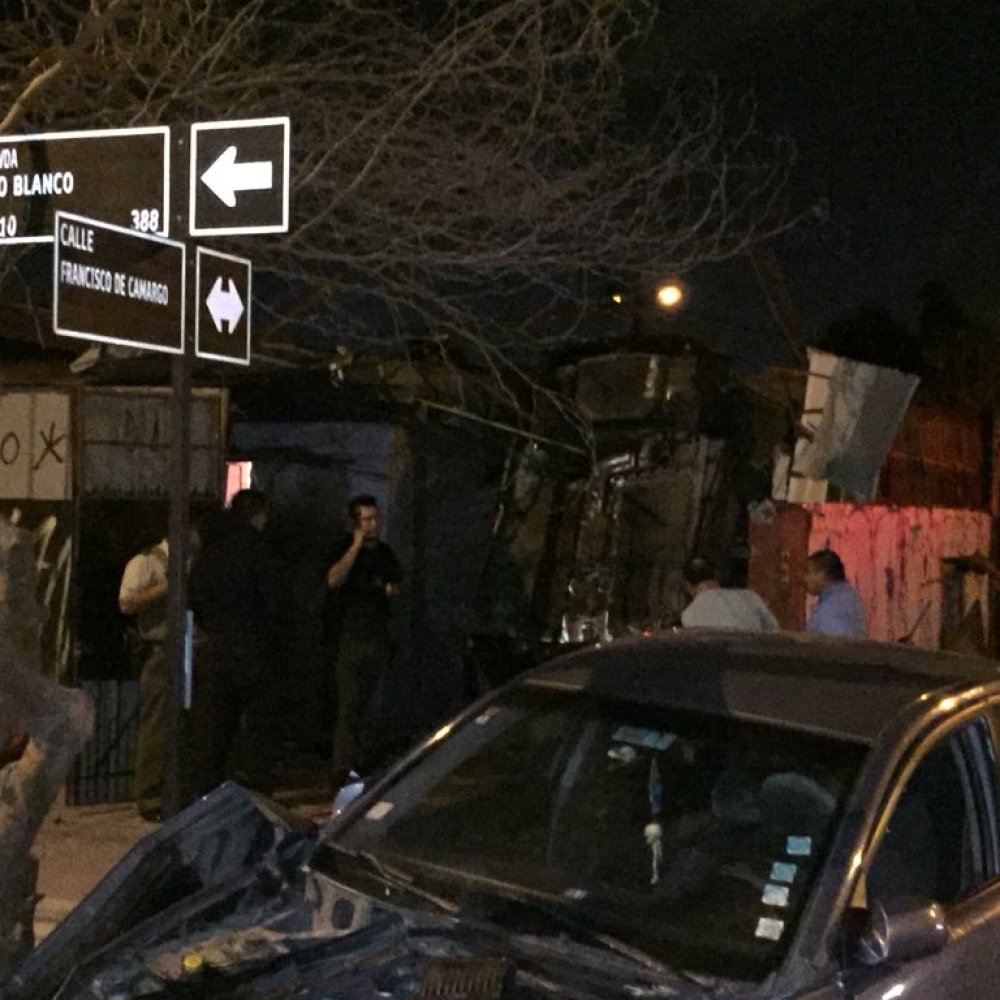 Persecución terminó con auto incrustado en inmueble de El Bosque