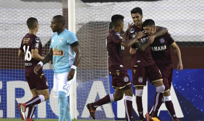 Mario Salas debutó en Copa Sudamericana con derrota de Sporting ante Lanús