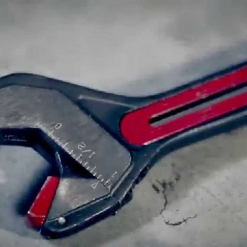 Hombre atascó una llave inglesa en sus genitales y los bomberos lo trolearon