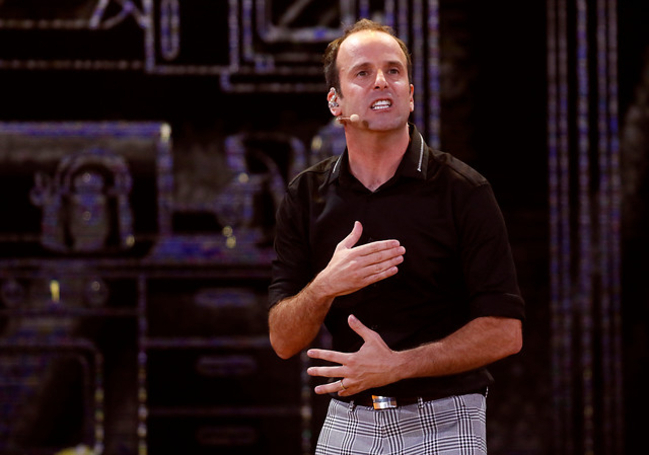 Stefan Kramer bromeó con collage de Miguel Bosé y con Mariela Montero