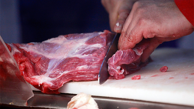 Joven cambiaba las etiquetas de las carnes en el supermercado para pagar menos