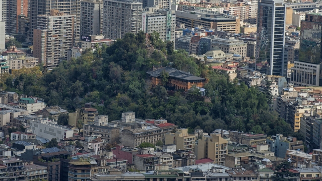 Investigan hallazgo de cadáver en Cerro Santa Lucía