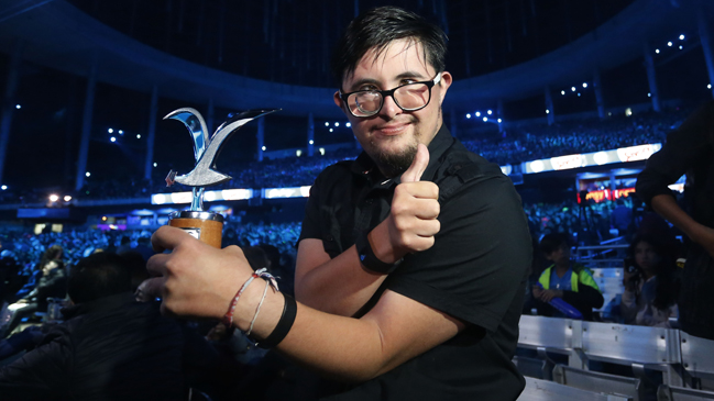 Viña 2018: La historia detrás del joven que recibió Gaviota de Carlos Vives
