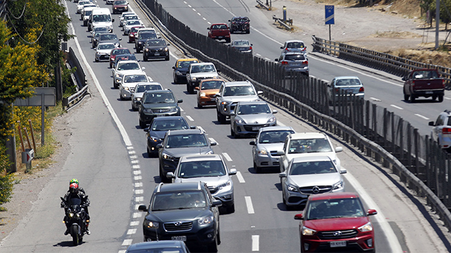 Casi 130 mil vehículos vuelven a Santiago este domingo