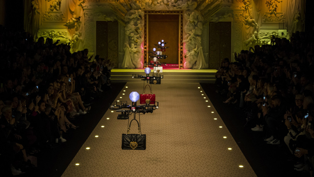 Dolce & Gabbana presentó su nueva colección con desfile protagonizado por drones