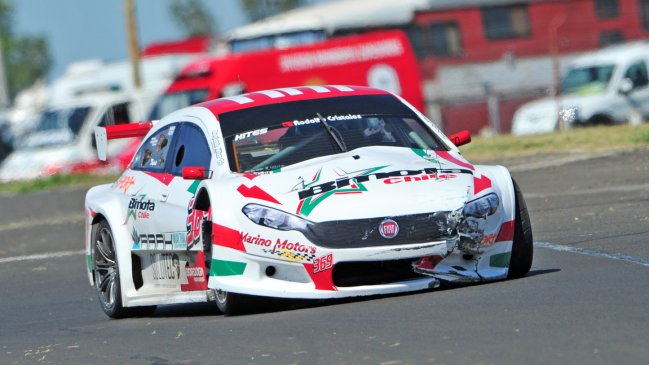 Chileno Benjamín Hites fue víctima de un choque y debió abandonar la primera fecha del Top Race de Argentina
