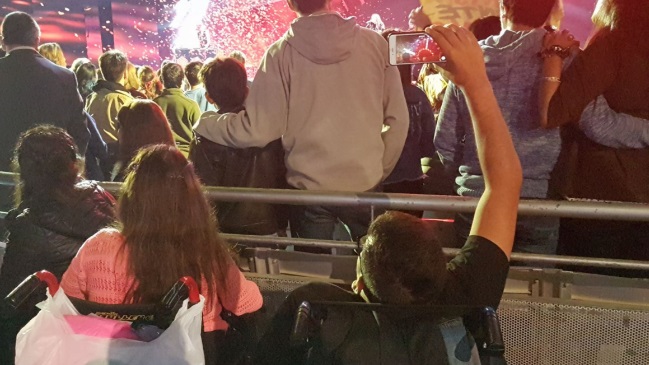 Denuncian poca deferencia con jóvenes en silla de ruedas en el festival de Viña