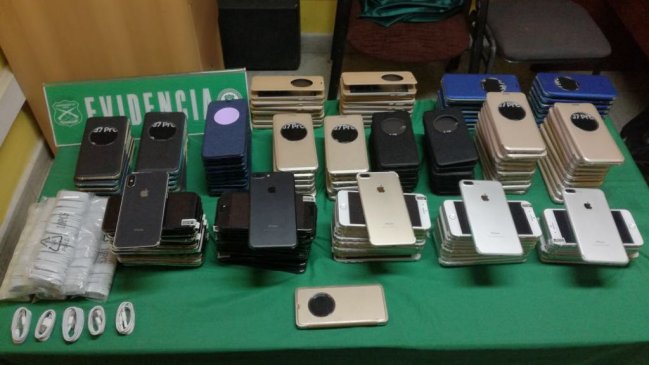 Detuvieron a mujer que llevaba casi 200 smartphones ocultos para el contrabando