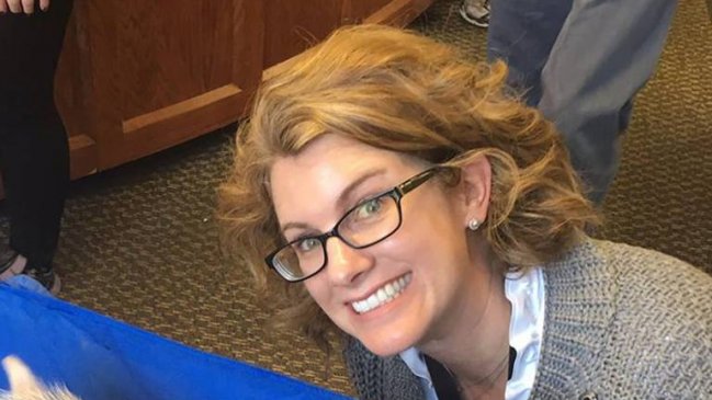 Tuvo sexo con un estudiante en el colegio y le dijo a la madre que se enamoró