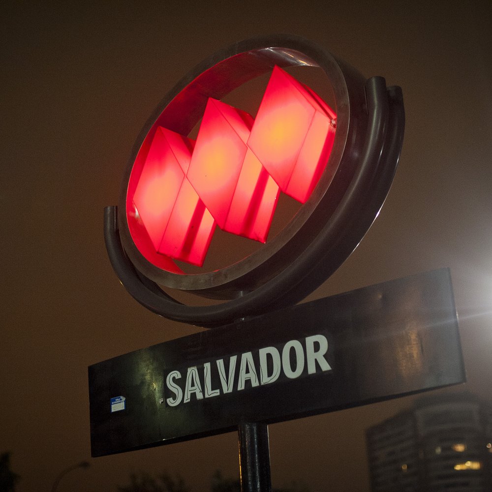 Redes sociales buscan a mujer asaltada en el Metro para devolver su teléfono
