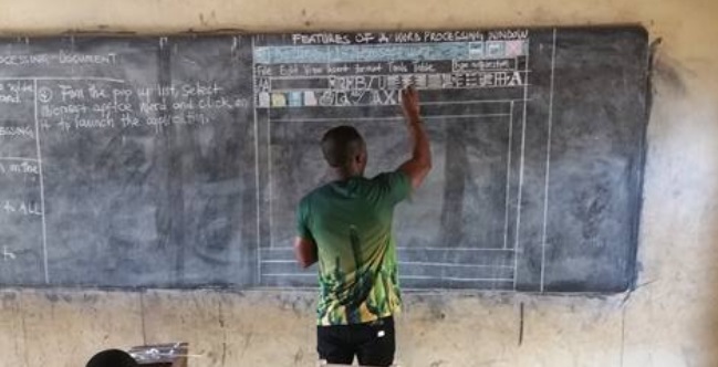 Microsoft le regalará un computador a profesor que enseña Word en una pizarra