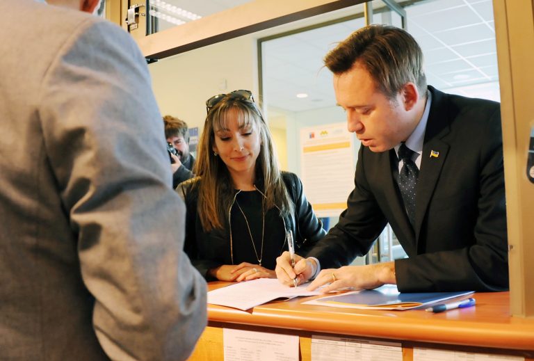 Municipalidad de Punta Arenas se querella por quema de árboles en el cementerio