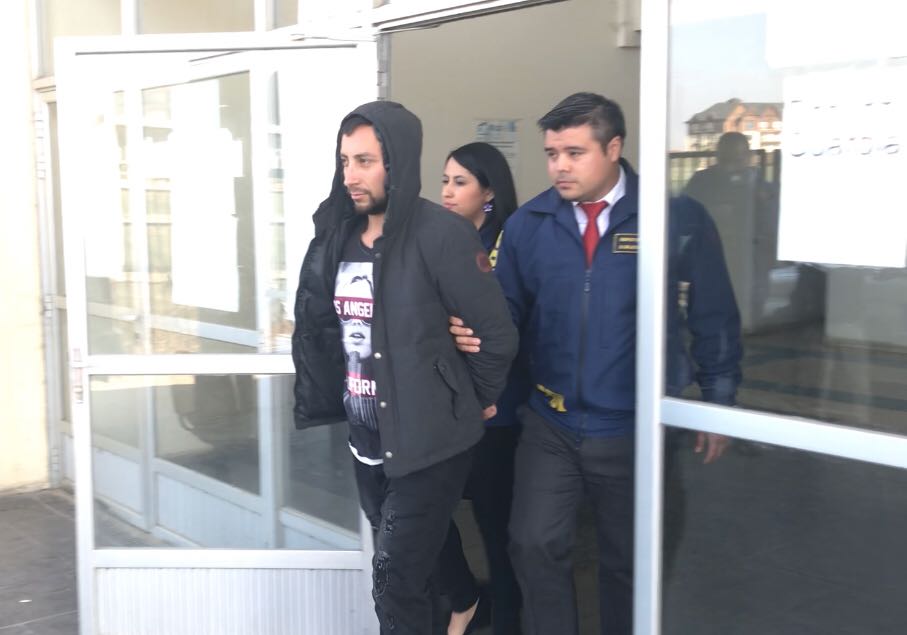 Detienen a hombre que disparó a otro en las piernas en cancha de fútbol de Coronel