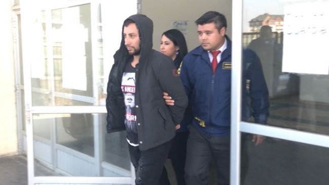 Detienen a hombre que disparó a otro en las piernas en cancha de fútbol de Coronel