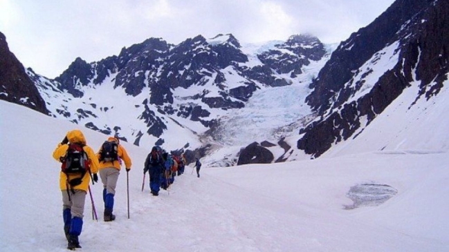 Carabineros logró rescatar a dos andinistas atrapados en el glaciar Juncal