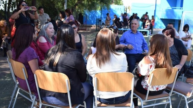 Profesores de Cerro Navia, Pudahuel y Lo Prado bajan paralización, pero seguirán en alerta