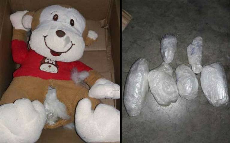 Encuentran drogas al interior de un peluche de oso en un aeropuerto