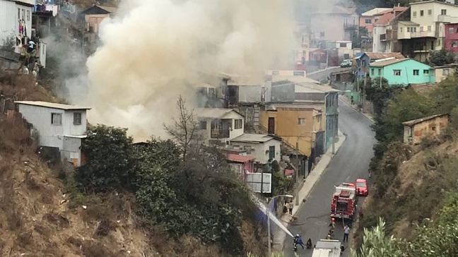 Incendio afectó dos viviendas en el Cerro Playa Ancha de Valparaíso