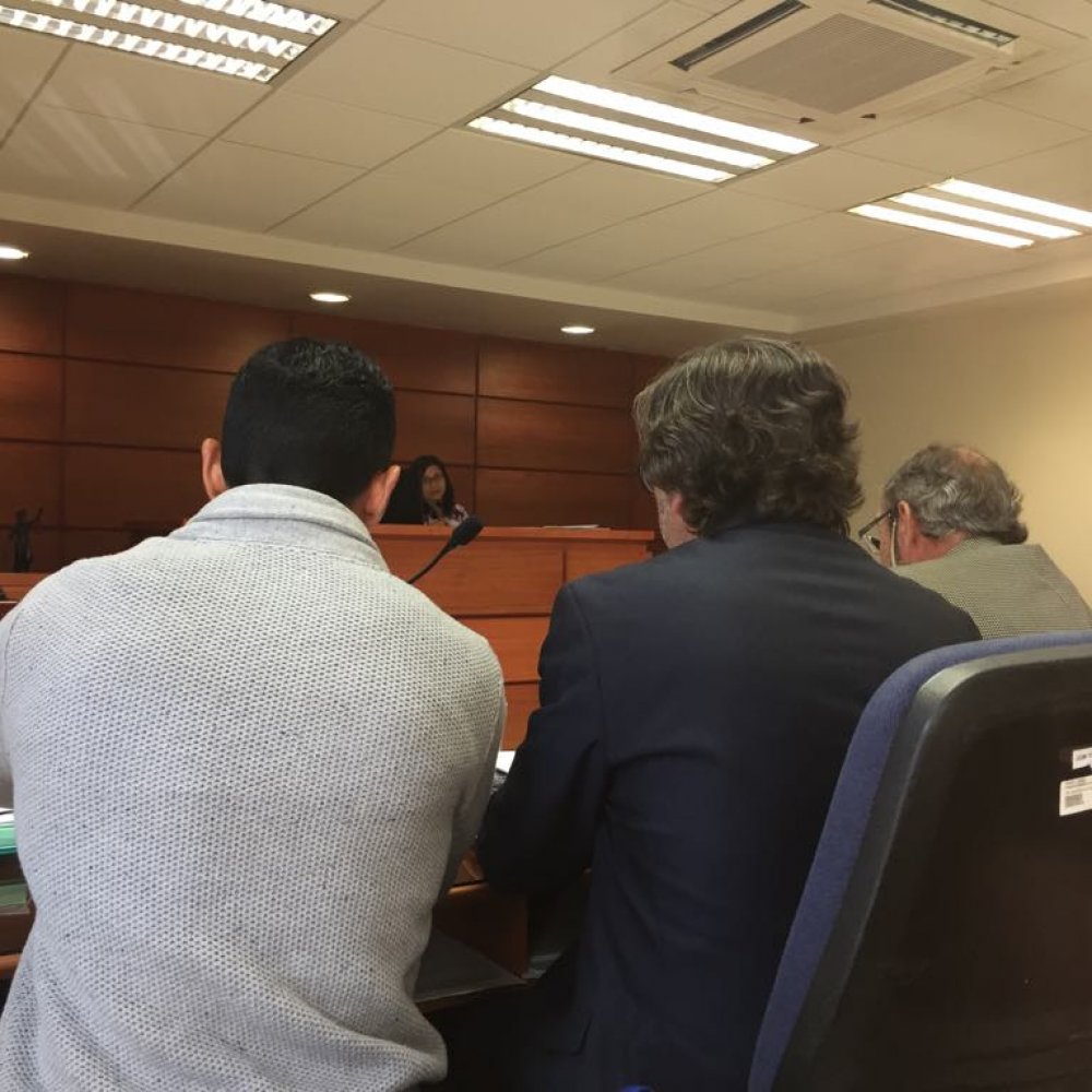 Presentan pruebas y testigos para juicio oral por parricidio contra teniente de la FACH