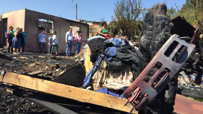 Incendio nocturno dejó a cinco familias sin casa en comuna de Maule