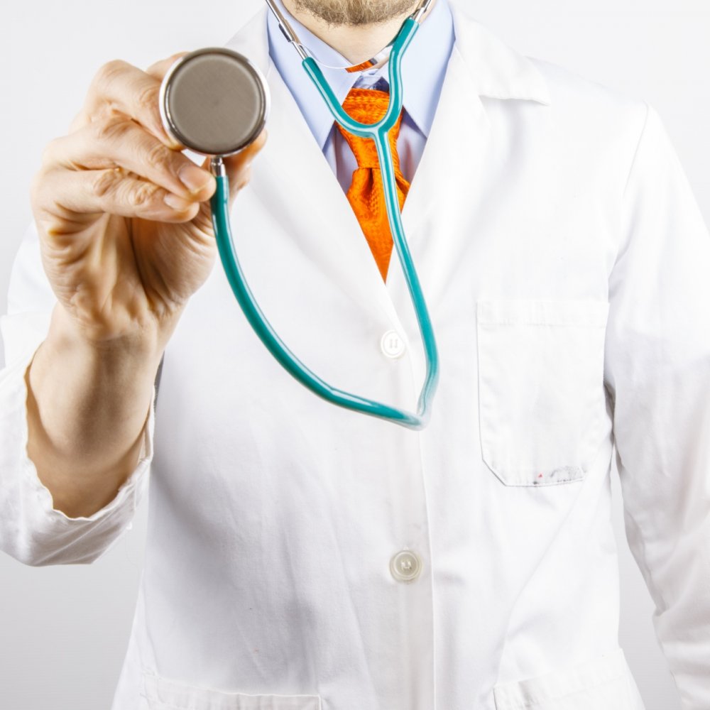 Médicos canadienses reclaman por sus sueldos: Nos pagan mucho