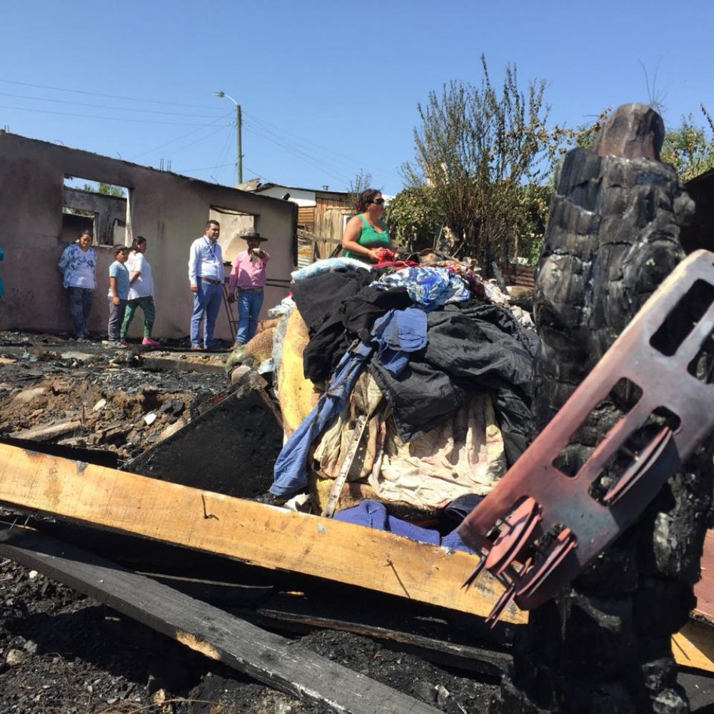 Incendio nocturno dejó a cinco familias sin casa en comuna de Maule