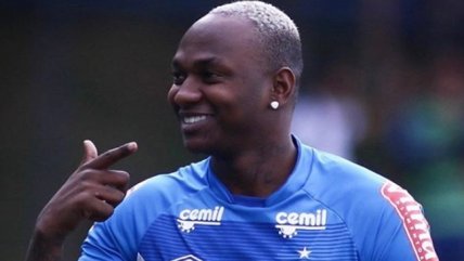   Delantero de Cruzeiro presume de su nueva adquisición: Dientes de oro 