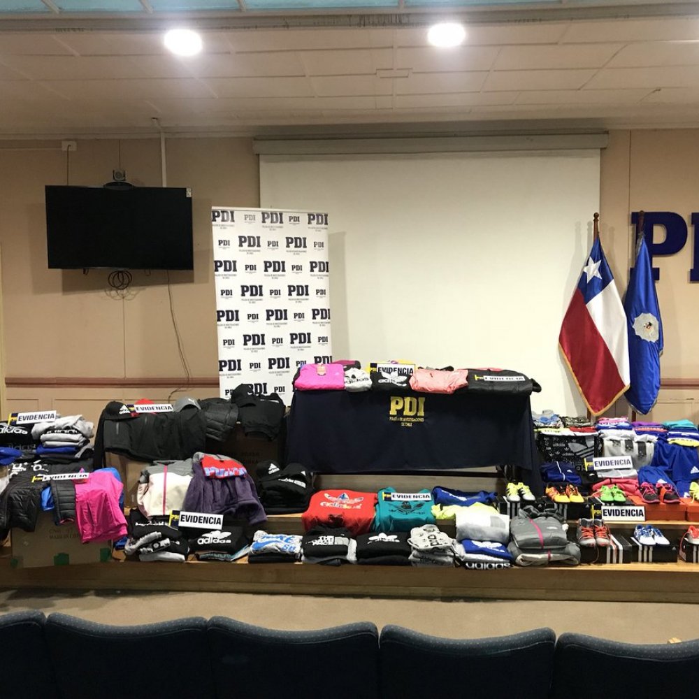 Punta Arenas: PDI decomisó ropa falsificada en locales del centro
