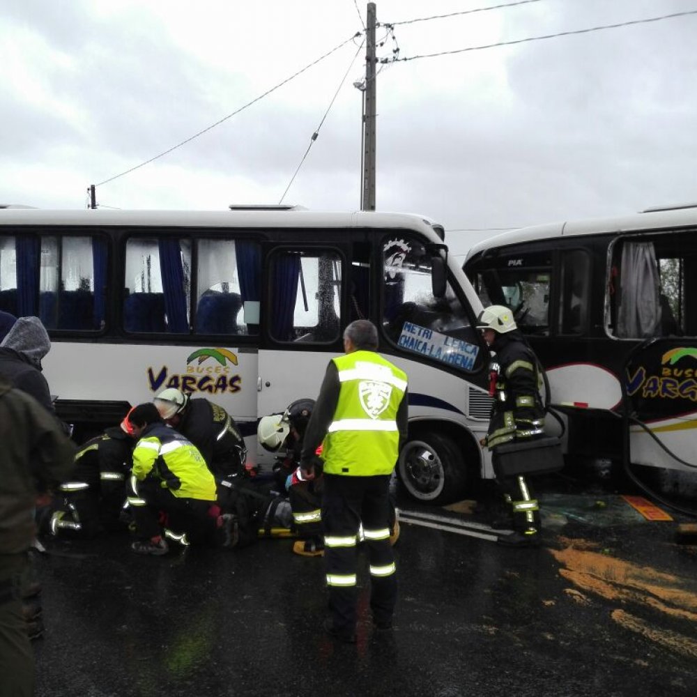 Puerto Montt: Choque de buses deja dos conductores graves