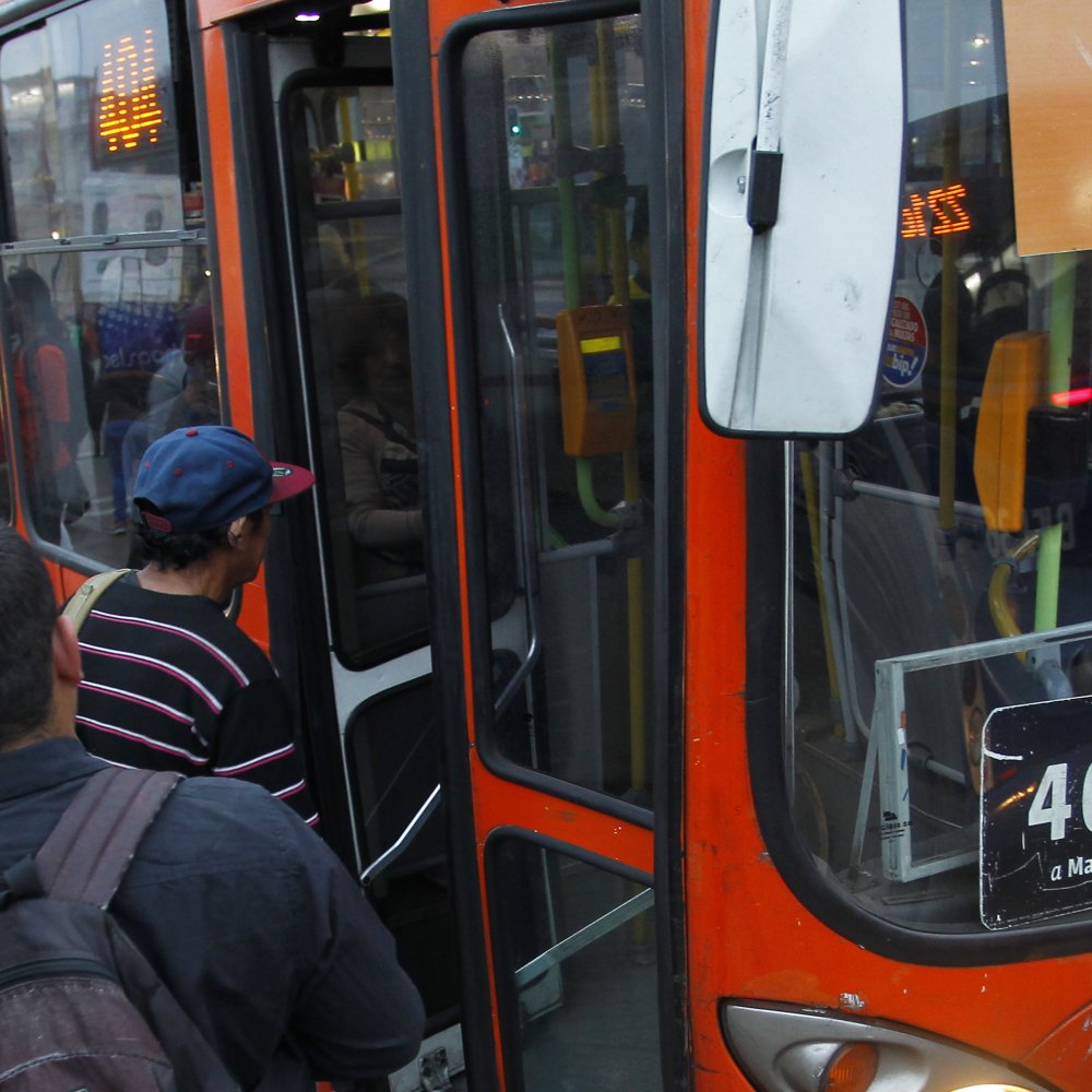 Joven denuncia grave acoso en micro del Transantiago durante Día de la Mujer