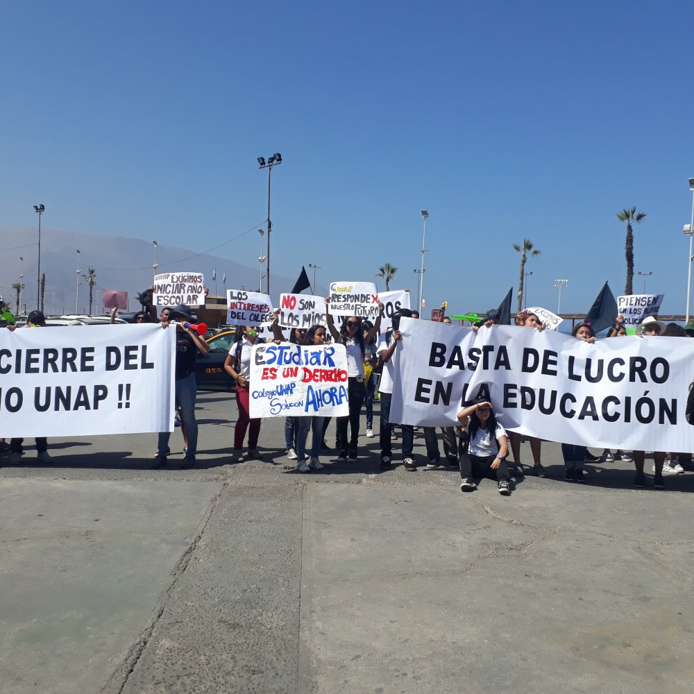 Iquique: Apoderados del colegio Unap marcharon exigiendo el comienzo de clases