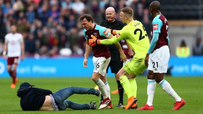 Hinchas de West Ham invadieron la cancha e incluso golpearon a sus jugadores por los malos resultados