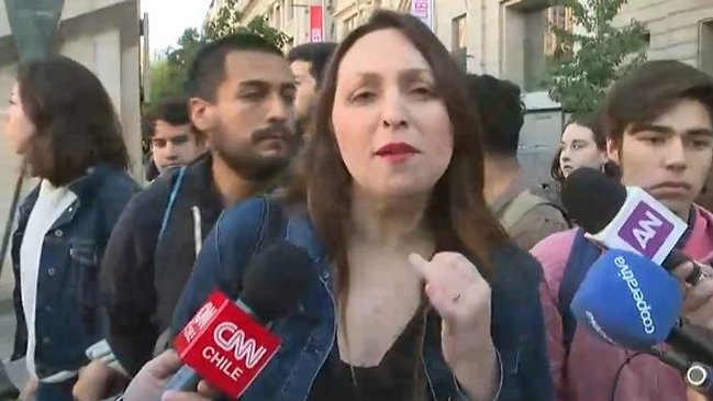 Estudiantes se manifestaron durante llegada de Piñera a La Moneda