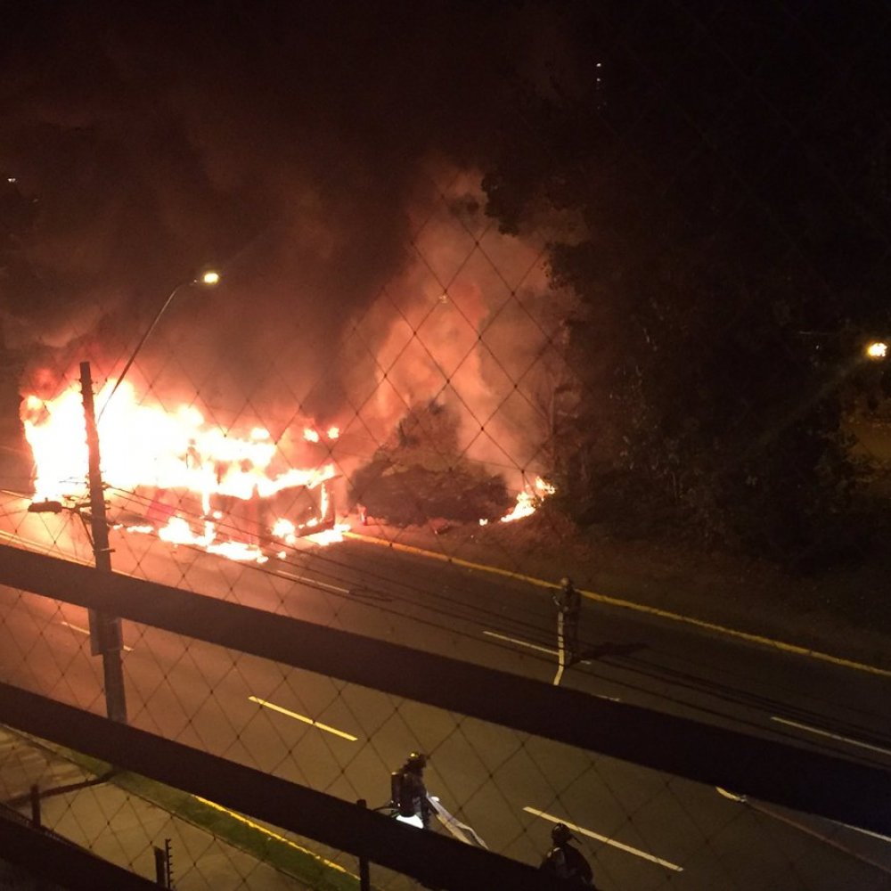 Bus del Transantiago se incendió tras falla eléctrica en Ñuñoa