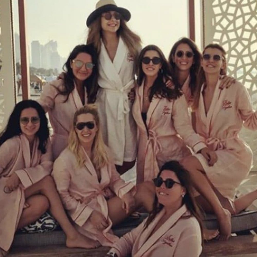 Fue a su despedida de soltera en Dubái y se estrelló junto a siete amigas en jet privado