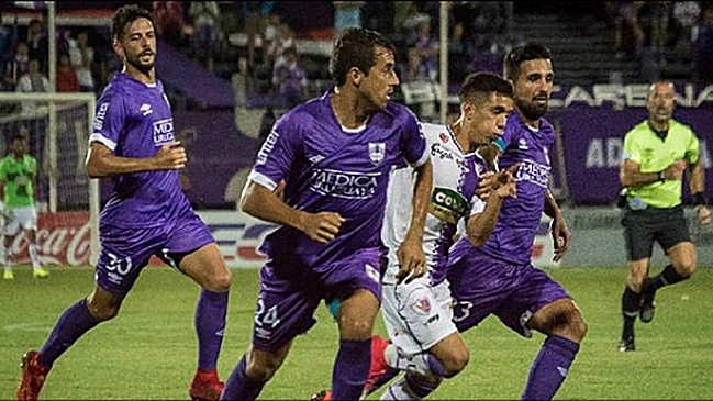 Dirigente de club uruguayo pateó una gallina que los hinchas lanzaron a la cancha